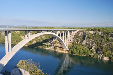 Hırvatistan 'daki Krka Nehri üzerindeki köprünün manzarası