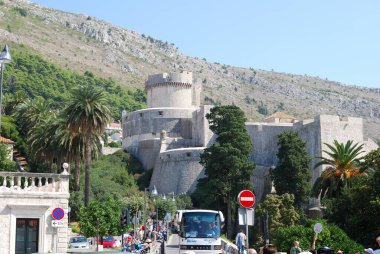 Dubrovnik, Hırvatistan - 10 Eylül 2009: Sokak manzarası ve Dubrovnik kalesi