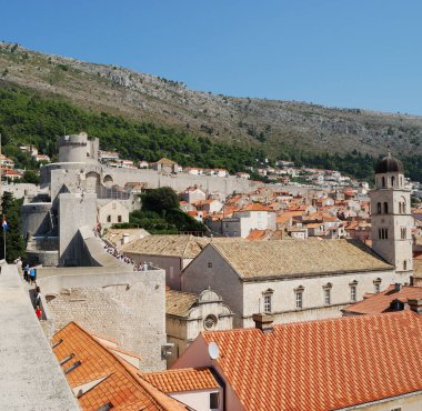 Dubrovnik, Hırvatistan - 10 Eylül 2009: Modern Dubrovnik kentindeki silinmiş antik kaleden görüntü