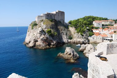 Modern Dubrovnik şehrindeki silinmiş antik kalenin manzarası