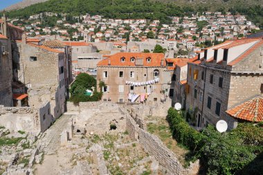 Dubrovnik, Hırvatistan - 10 Eylül 2009: Eski Dubrovnik kentindeki silinmiş antik kaleden manzara