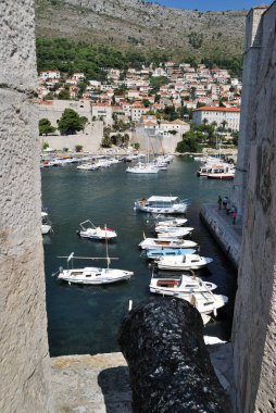 Dubrovnik, Hırvatistan - 10 Eylül 2009: Modern Dubrovnik kentindeki silinmiş antik kaleden görüntü