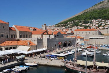 Dubrovnik, Hırvatistan - 10 Eylül 2009: Modern Dubrovnik kentindeki silinmiş antik kaleden görüntü