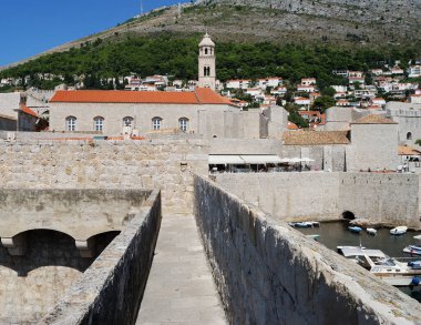 Dubrovnik, Hırvatistan - 10 Eylül 2009: Modern Dubrovnik kentindeki silinmiş antik kaleden görüntü
