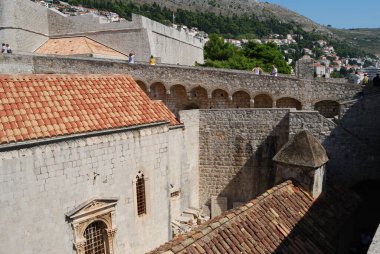 Dubrovnik, Hırvatistan - 10 Eylül 2009: Eski Dubrovnik kentindeki silinmiş antik kaleden manzara