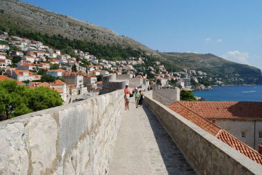 Dubrovnik, Hırvatistan - 10 Eylül 2009: Modern Dubrovnik kentindeki silinmiş antik kaleden görüntü
