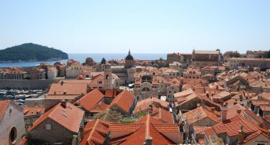 Dubrovnik, Hırvatistan - 10 Eylül 2009: Modern Dubrovnik kentindeki silinmiş antik kaleden görüntü