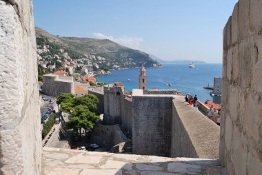 Dubrovnik, Hırvatistan - 10 Eylül 2009: Modern Dubrovnik kentindeki silinmiş antik kaleden görüntü