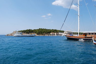 Makarska, Hırvatistan - 11 Eylül 2009: Makarska körfezi ve St. Peter Burnu manzarası
