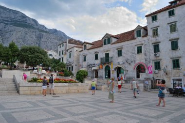 Makarska, Hırvatistan - 11 Eylül 2009: Makarska kentinde turistlerin bulunduğu meydanın manzarası
