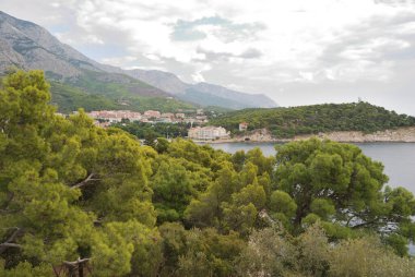 Makarska, Hırvatistan - 11 Eylül 2009: Biokovo dağ sırasının arka planına karşı Makarska kasabasının plajını görmek