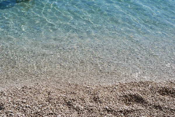 Malé Bílé Oblázky Čisté Modré Moře Pláži Chorvatsku — Stock fotografie