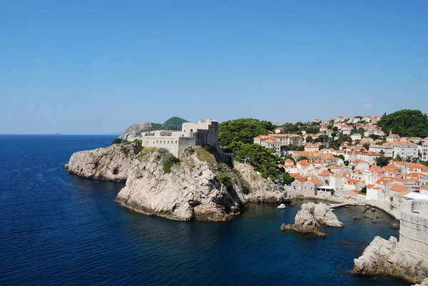 Vista Antiga Fortaleza Apagada Cidade Moderna Dubrovnik — Fotografia de Stock