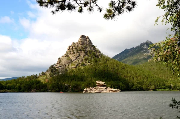 Okzhetpes rock ve göl Borovoe, Devlet Ulusal Tabiat Parkı 