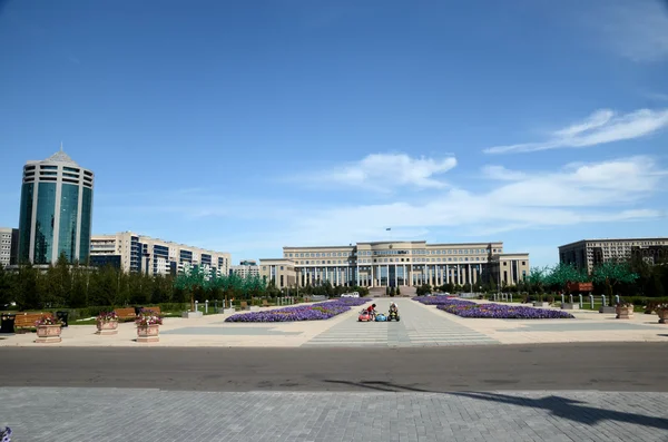Νερό πράσινη λεωφόρο στην Αστάνα. σύμβολο του Καζακστάν — Φωτογραφία Αρχείου