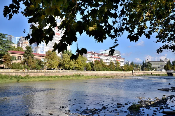 Stadtbild von Sotschi und Fluss Sotschi — Stockfoto