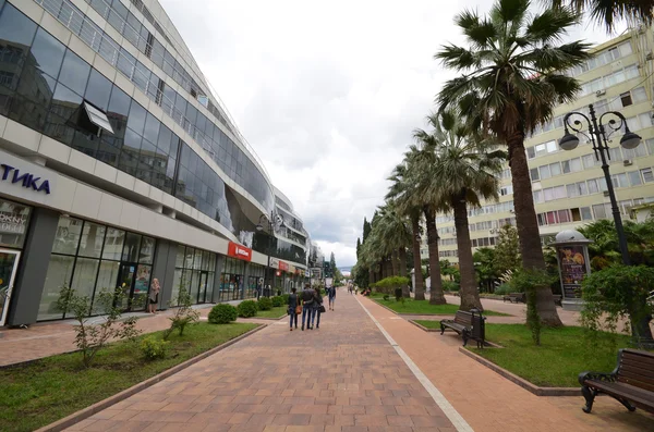 Stadsgezicht van Sotsji, Navaginskaya street, wandelboulevard — Stockfoto