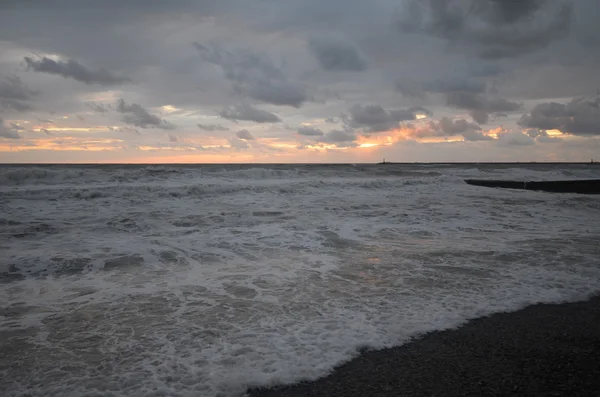 Tempesta sulla spiaggia di Sochi, Russia — Foto Stock