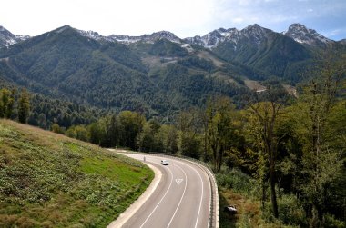 Krasnaya Pol Rose çiftliğe giden dağ yolu görünümünü