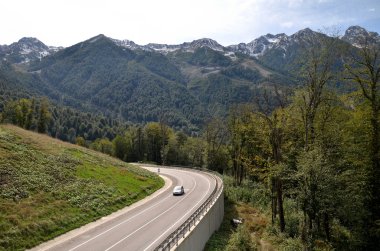 Krasnaya Pol Rose çiftliğe giden dağ yolu görünümünü