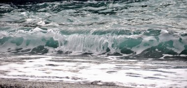 Sahilde Sochi karşıdan gelen dalgalar