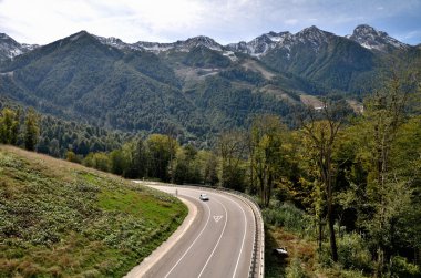 Krasnaya Pol Rose çiftliğe giden dağ yolu görünümünü