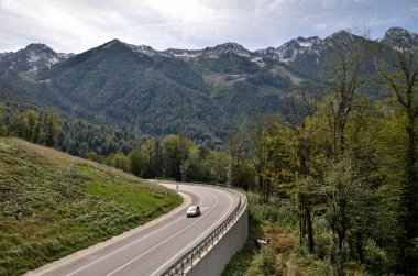Krasnaya Pol Rose çiftliğe giden dağ yolu görünümünü