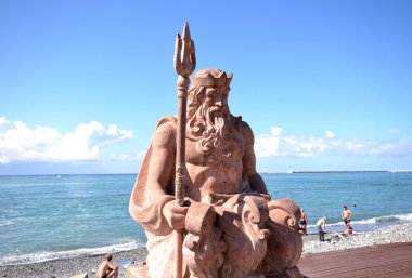 Neptune heykel plaj arka planda Sochi görünümünü, 