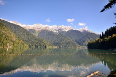 Dağ gölü peşimizden Abhazya görünümünü