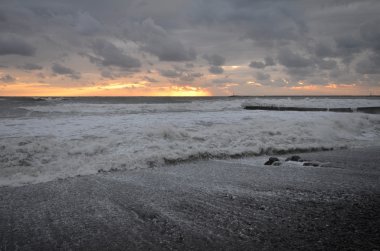 Fırtına sahilde Sochi, Rusya Federasyonu