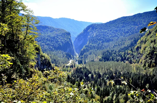 Pohled do údolí a horské silnici podél řeky Yupsher — Stock fotografie