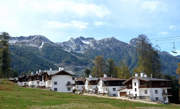 Widok na nabrzeże rzeki Mtsesta, Krasnaya Polyana, S — Zdjęcie stockowe