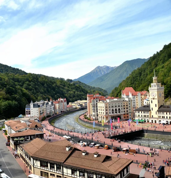 Widok na nabrzeże rzeki Mtsesta, Krasnaya Polyana, S — Zdjęcie stockowe