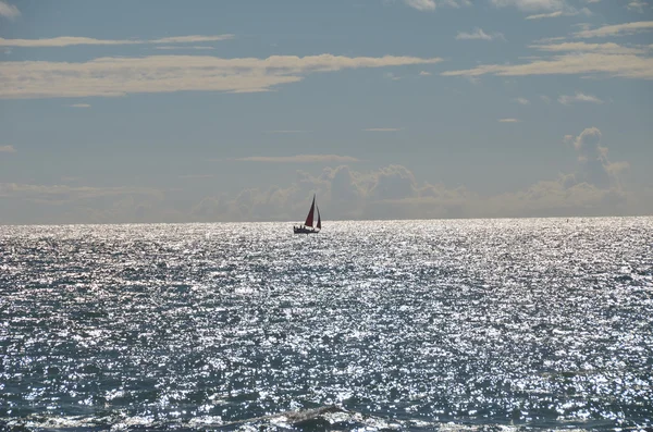 Vista do barco caminhando sobre o mar, retroiluminado. Sochi, Rússia — Fotografia de Stock