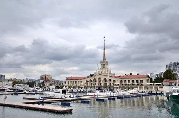 Deniz bağlantı noktası Sochi Eylül günde. — Stok fotoğraf