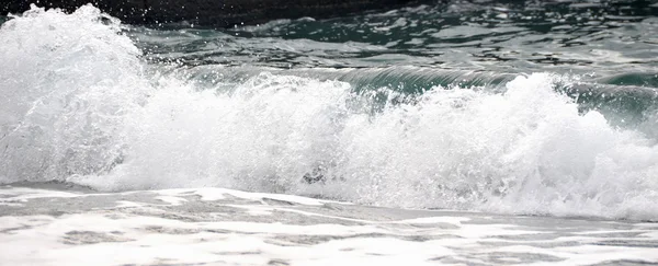 Nadciągające fale na plaży Soczi — Zdjęcie stockowe