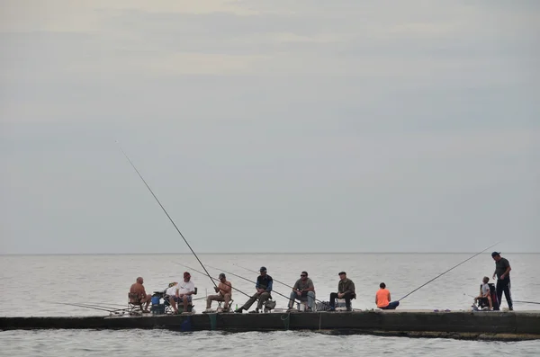 Vista de los pescadores en la playa de Sochi, Rusia — Foto de Stock