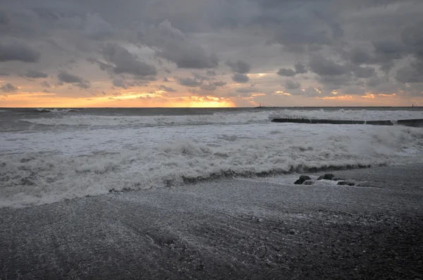 Tempestade na praia em Sochi, Rússia — Fotografia de Stock