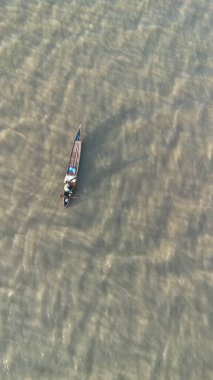Sığ sulardaki balıkçı teknesinin havadan görünüşü