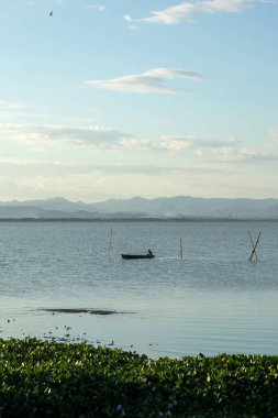Göldeki Bir Teknenin Silueti