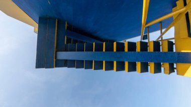 Mavi ve Sarı Yapının Düşük Açı Görünümü