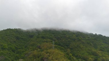 Puslu Gökyüzünün Altındaki yemyeşil Dağ