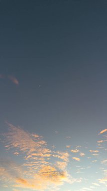 Güneşin doğuşunda Bulutlu Güzel Gökyüzü