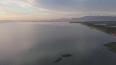 Gün batımında göl manzarası