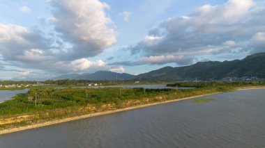 Bir göl ve dağların manzarası