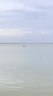 Sakin Göl 'de Tekne Manzarası