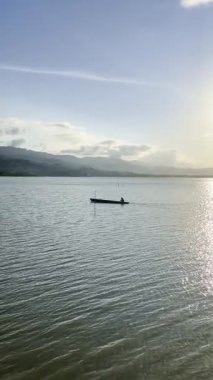 Sakin Sudaki Teknenin Uzak Silueti