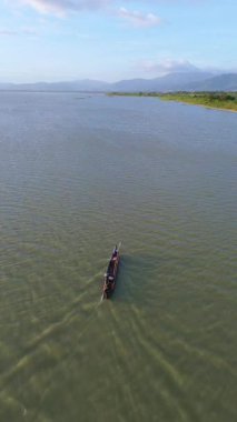 Endonezya 'daki Göldeki Teknenin Hava Görüntüsü
