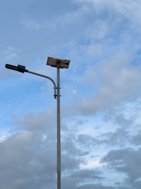 bulutlu gökyüzü karşı sokak ışık