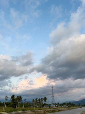Gökyüzü ve Ağaçların Manzarası